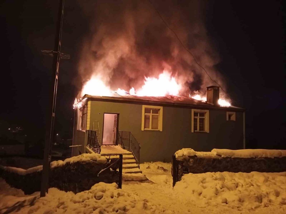 Akyaka'da İmam Evi Yangında Küle Döndü.. Ev Kullanılamaz Hale Geldi!