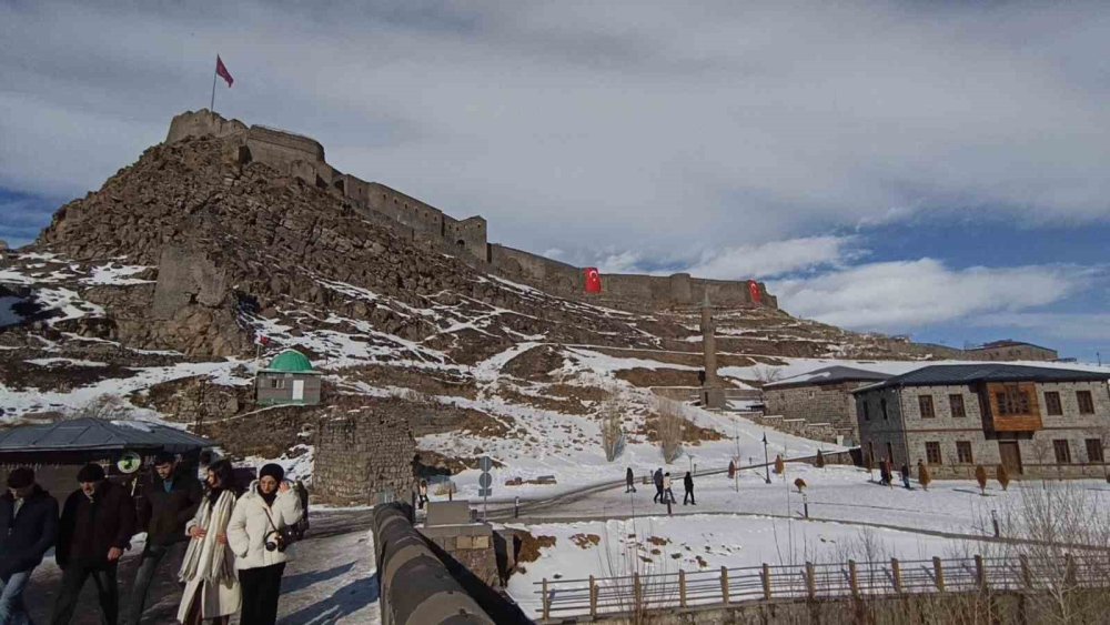 Kars’ta Bahar Havası.. Güneşi Gören Kendisini Dışarı Attı!