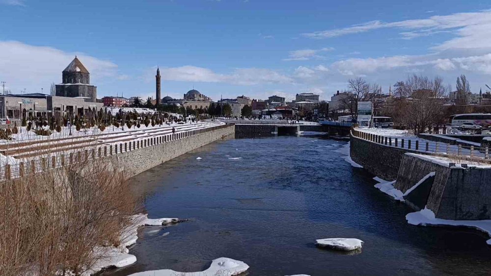 Kars’ta Bahar Havası.. Güneşi Gören Kendisini Dışarı Attı!