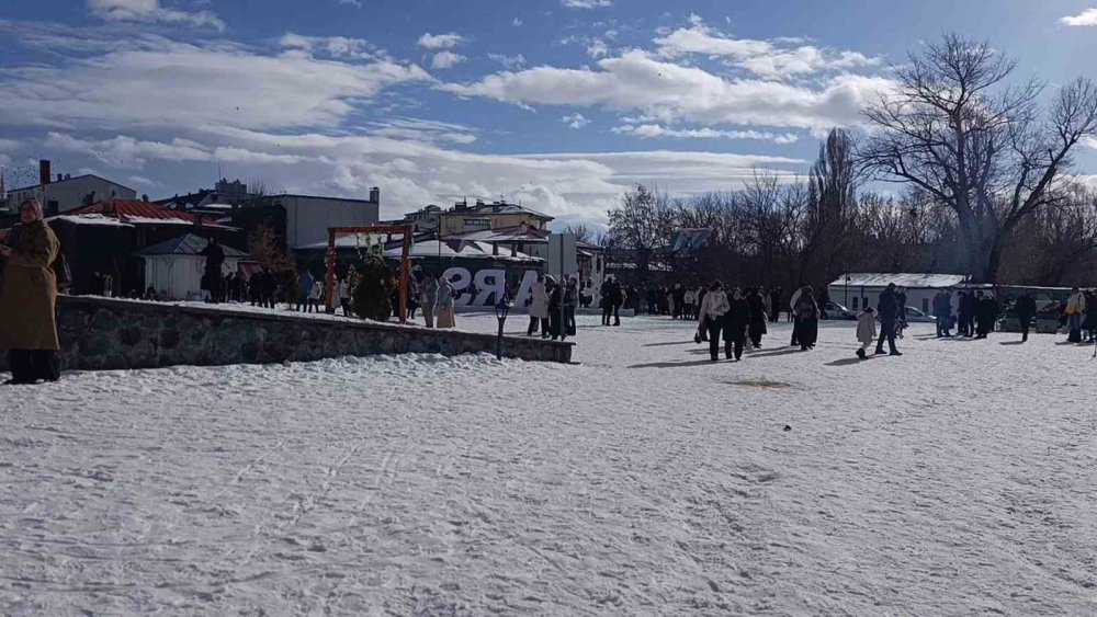 Kars’ta Bahar Havası.. Güneşi Gören Kendisini Dışarı Attı!