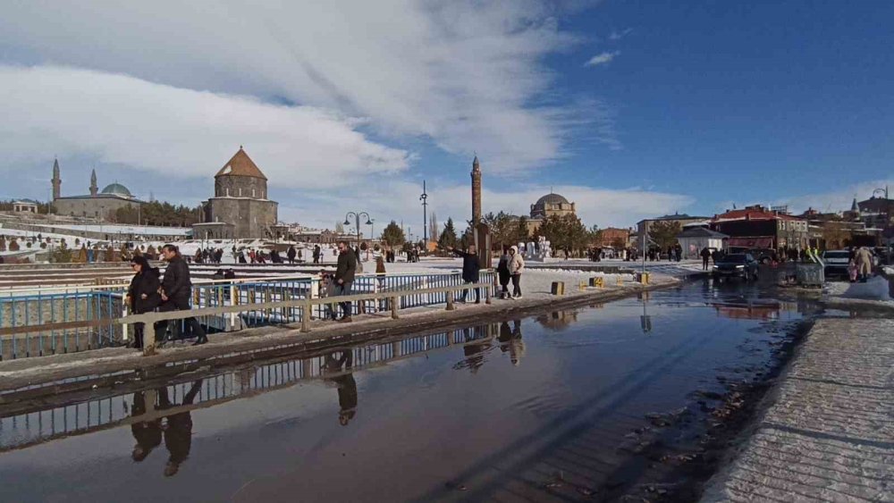 Kars’ta Bahar Havası.. Güneşi Gören Kendisini Dışarı Attı!