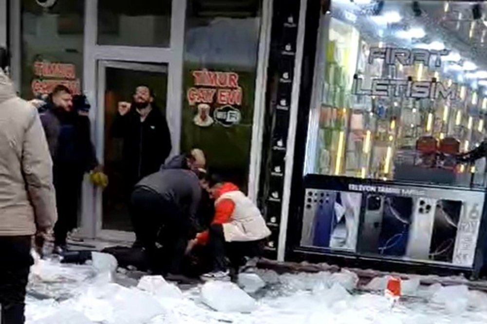 Ağrı’da Çatıdan Düşen Kar Ve Buz Kütlesi 1 Kişiyi Yaraladı