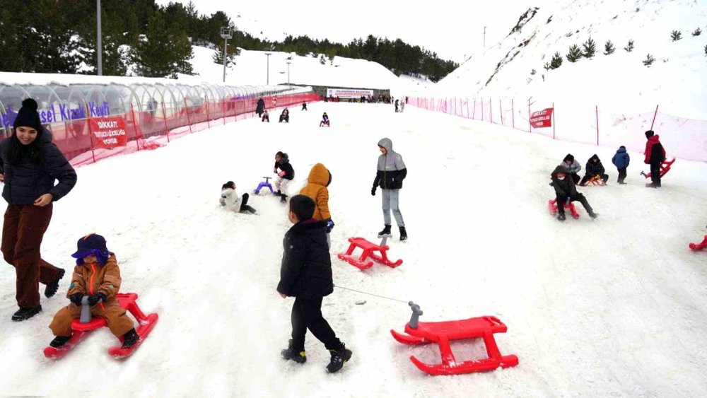 Palandöken Belediyesi’nden Renk Katan Kızak Keyfi