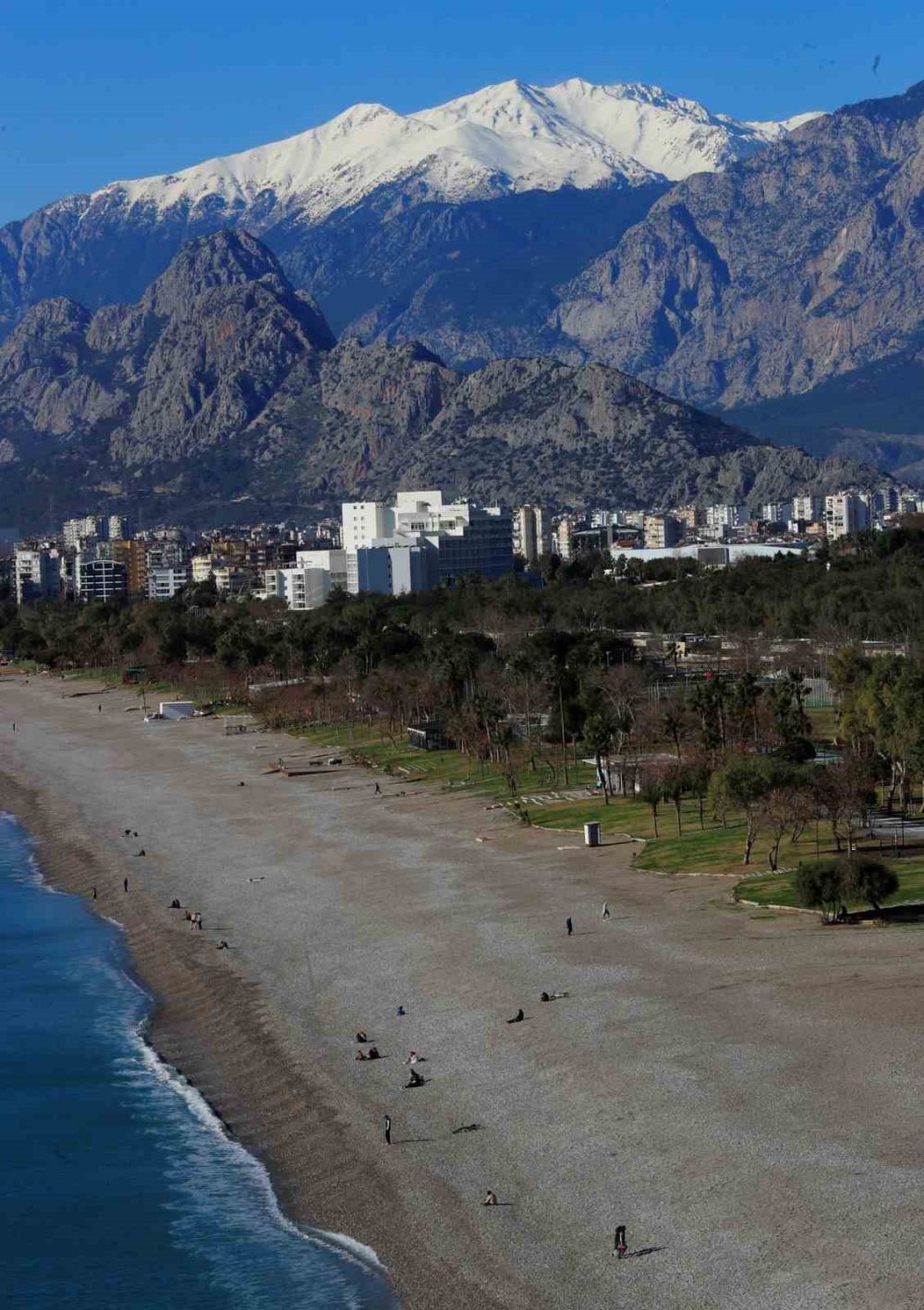 Antalya’da Karlı Dağların Gölgesinde Deniz Keyfi