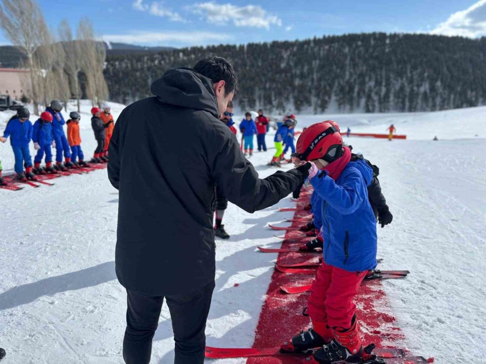 Susuz Kaymakamı Tutal’dan Geleceğin Kayakçılarına Moral Ziyareti