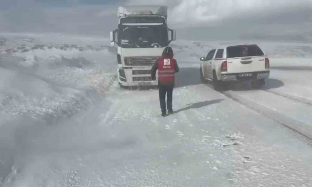 Kar Ve Tipi, Tendürek Geçidini Kapattı
