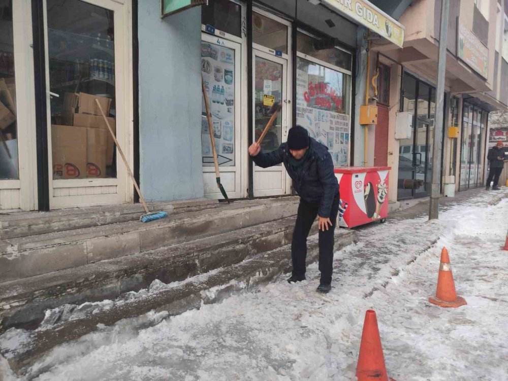 Ardahan’da Dondurucu Soğuk Ağaçları Kırağıyla Kapladı