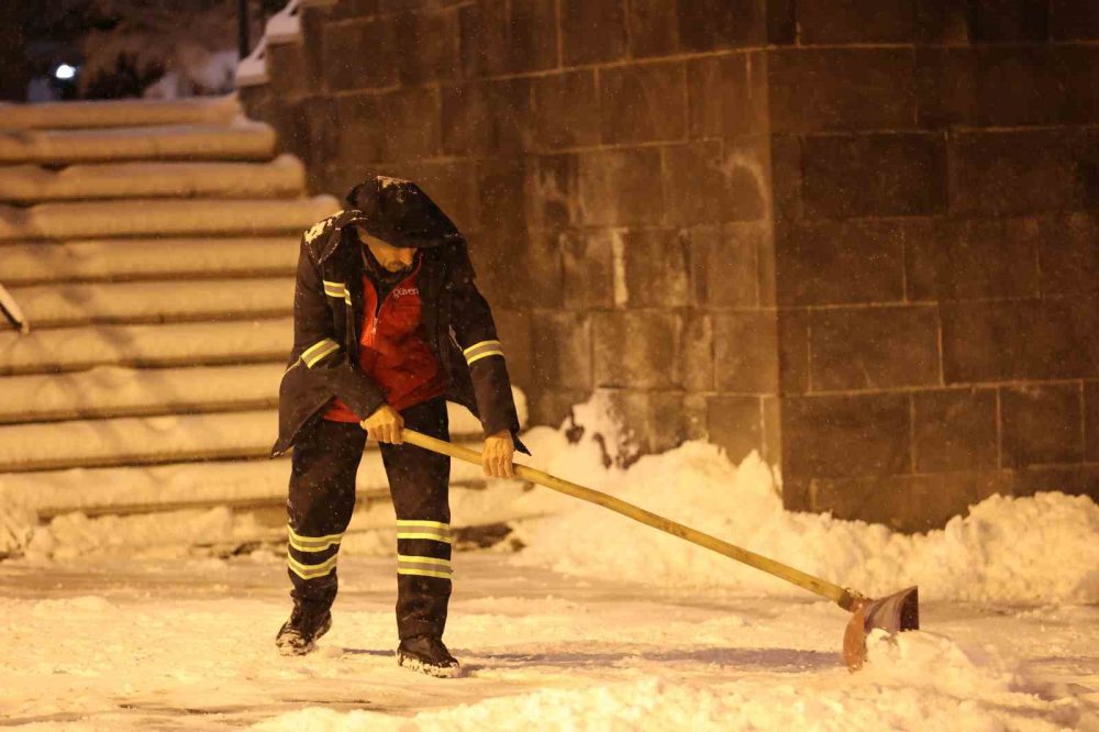 Erzurum’da Soğuklar Etkili Oluyor; Çeşme Ve Şadırvanlar Dondu