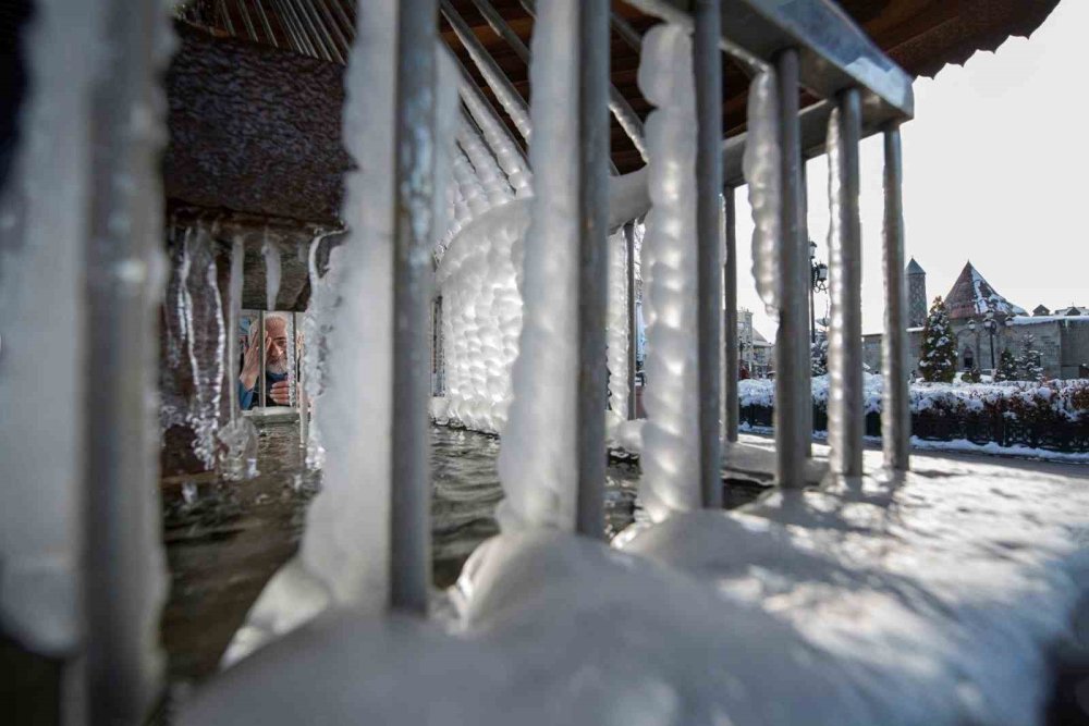 Erzurum’da Soğuklar Etkili Oluyor; Çeşme Ve Şadırvanlar Dondu