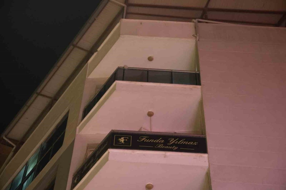 Eşiyle Tartışıp Camdan Atladığı İddia Edilen 5 Çocuk Babası Hayatını Kaybetti