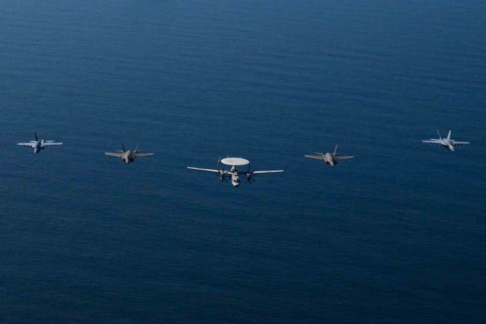 ABD Donanması Umman Denizi'nde.. 'Güç Yoluyla Barış' Mesajı!