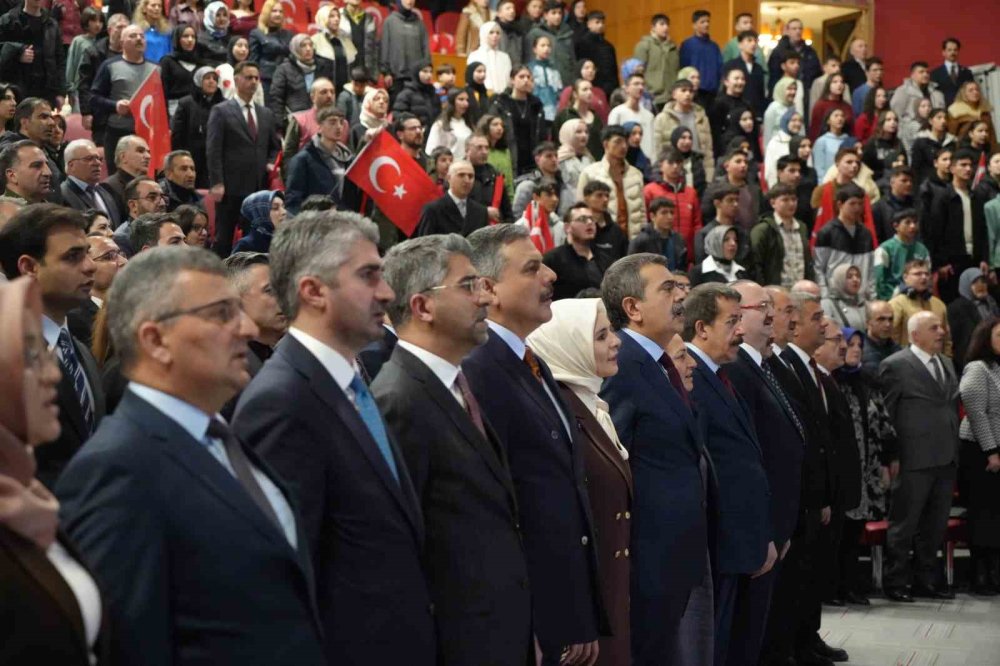 Atatürk Üniversitesi'nde 'Kim Var Sanat' Etkinliği.. Müzik ve Tiyatro ile Yetenekler Sergilendi!