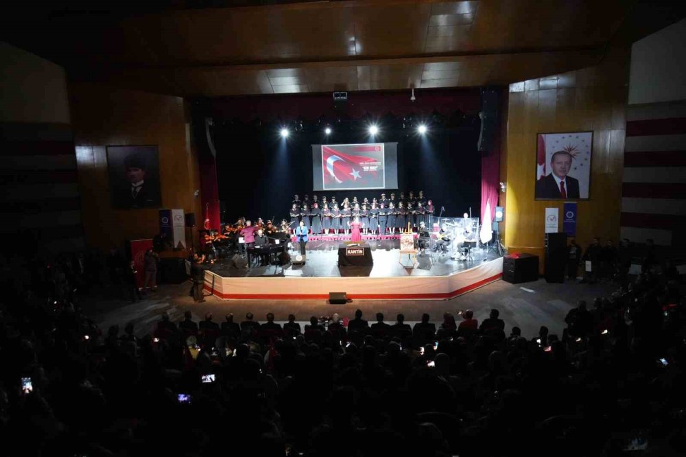 Atatürk Üniversitesi'nde 'Kim Var Sanat' Etkinliği.. Müzik ve Tiyatro ile Yetenekler Sergilendi!