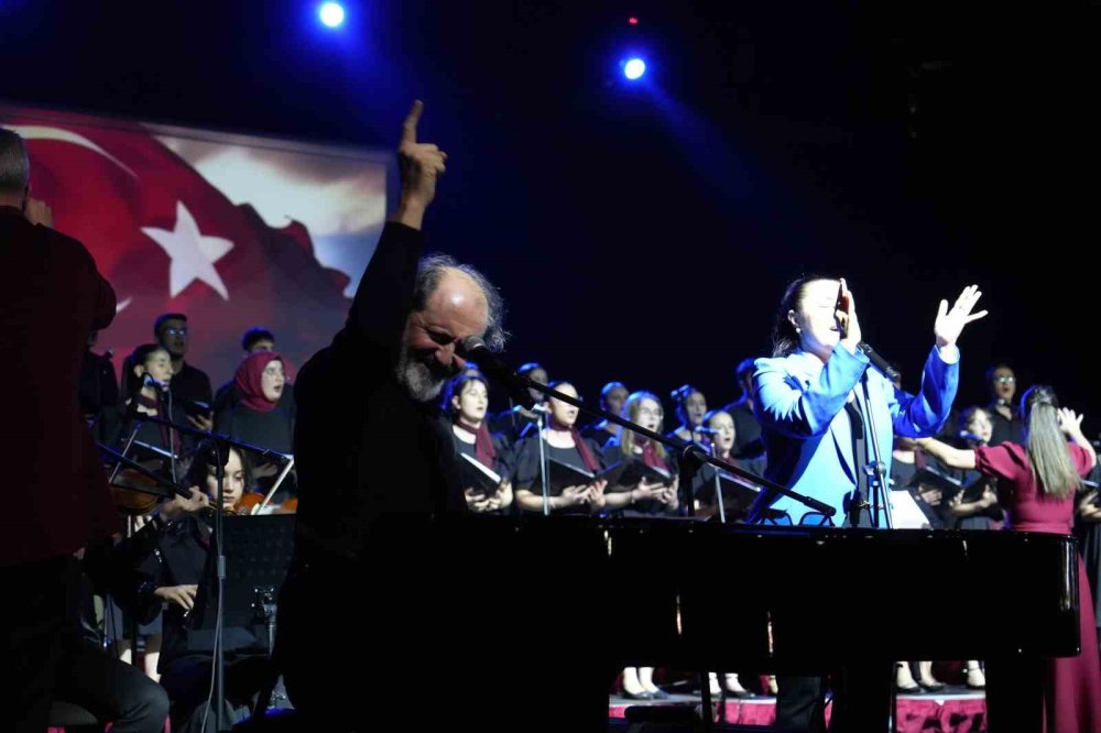 Atatürk Üniversitesi'nde 'Kim Var Sanat' Etkinliği.. Müzik ve Tiyatro ile Yetenekler Sergilendi!