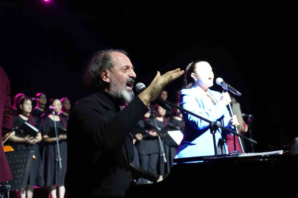 Atatürk Üniversitesi'nde 'Kim Var Sanat' Etkinliği.. Müzik ve Tiyatro ile Yetenekler Sergilendi!