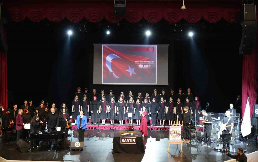 Atatürk Üniversitesi'nde 'Kim Var Sanat' Etkinliği.. Müzik ve Tiyatro ile Yetenekler Sergilendi!