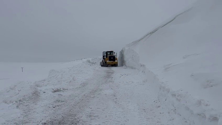 Erzurum’un Tekman İlçesinde Kar Kalınlığı 5 Metreyi Buldu