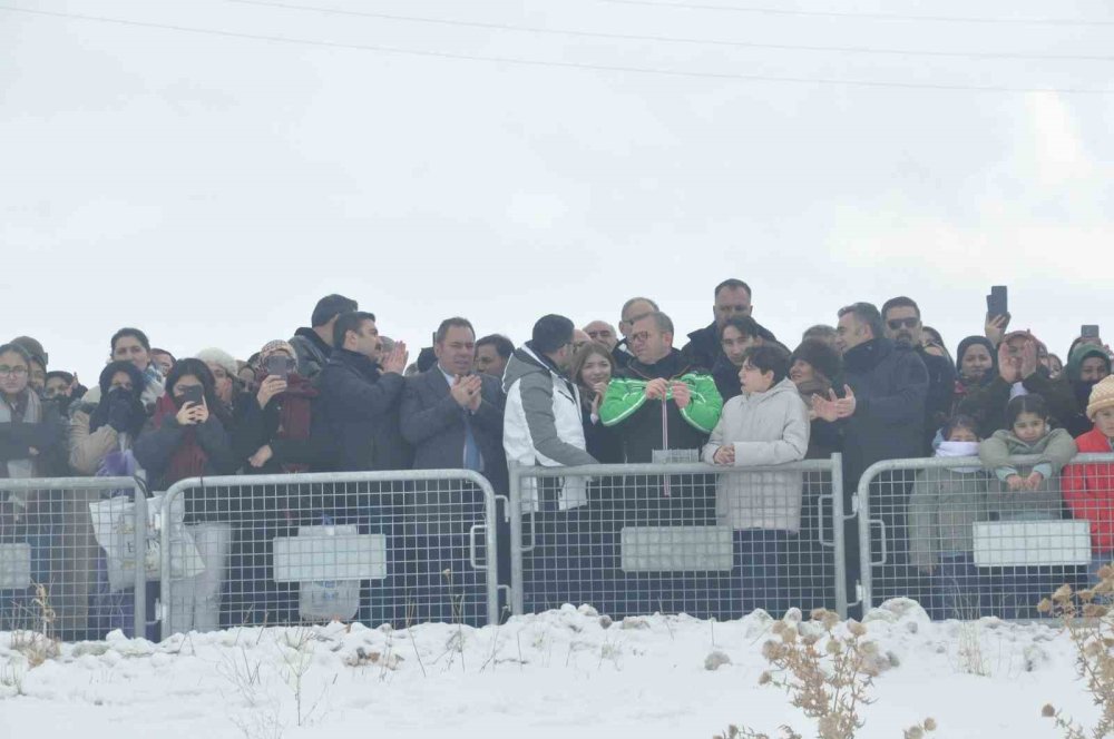 Çıldır Gölü Buz Şenliği.. Buzun Üzerinde Festival ve Renkli Kış Etkinliği!