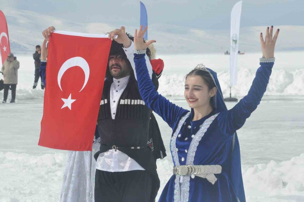 Çıldır Gölü Buz Şenliği.. Buzun Üzerinde Festival ve Renkli Kış Etkinliği!