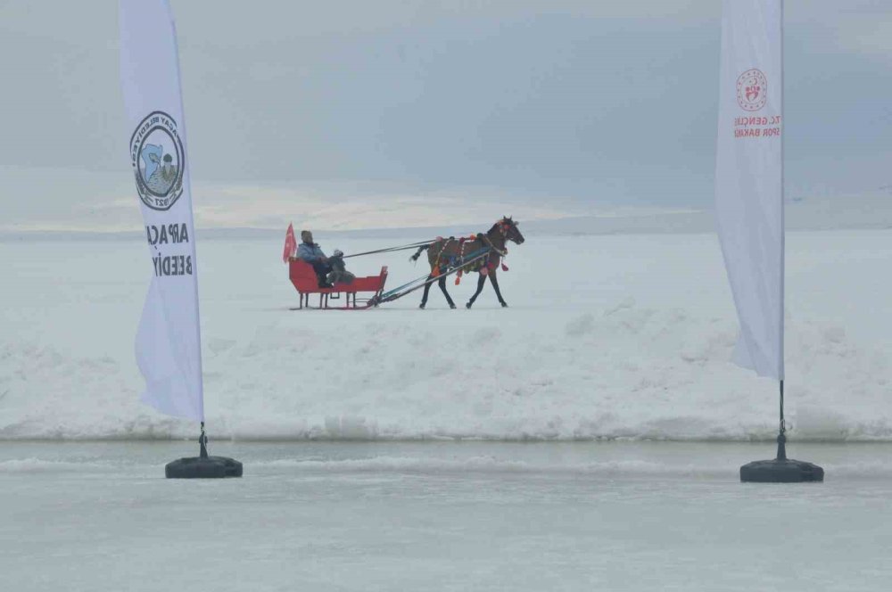 Çıldır Gölü Buz Şenliği.. Buzun Üzerinde Festival ve Renkli Kış Etkinliği!