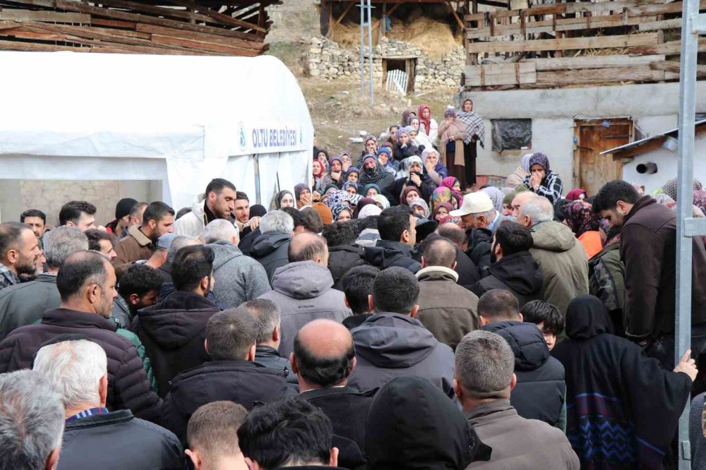Erzurum’da Trafik Kazasında Vefat Eden İki Kardeş Ve Bir Arkadaşa Hüzünlü Veda