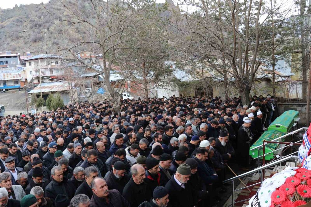 Erzurum’da Trafik Kazasında Vefat Eden İki Kardeş Ve Bir Arkadaşa Hüzünlü Veda