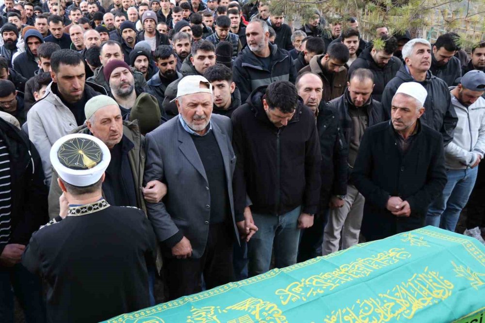 Erzurum’da Trafik Kazasında Vefat Eden İki Kardeş Ve Bir Arkadaşa Hüzünlü Veda