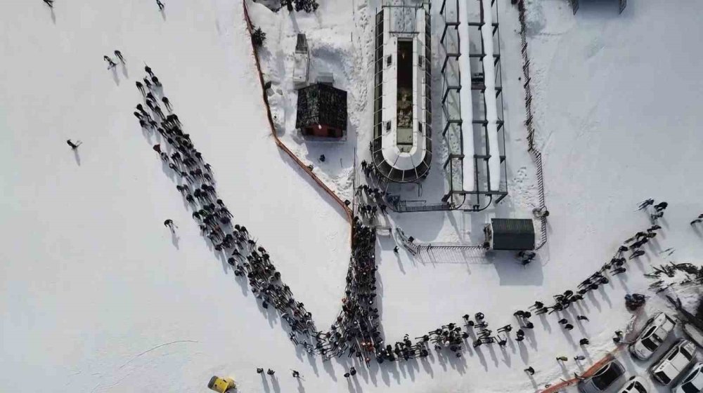 Sarıkamış Kayak Merkezi Doldu Taştı.. Pistlerde Renkli Görüntüler!