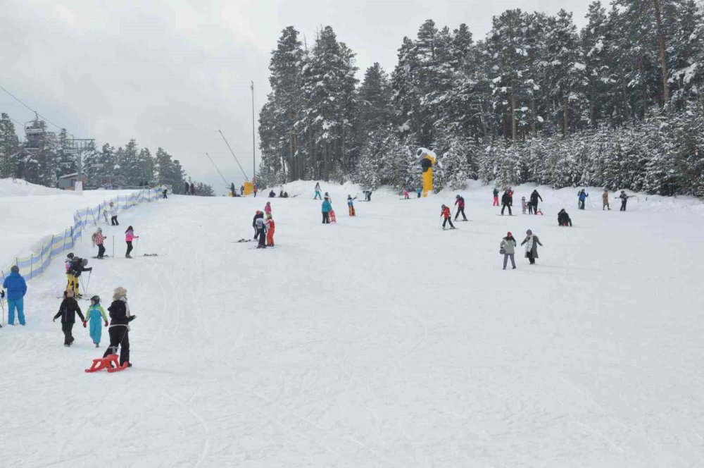 Sarıkamış Kayak Merkezi Doldu Taştı.. Pistlerde Renkli Görüntüler!