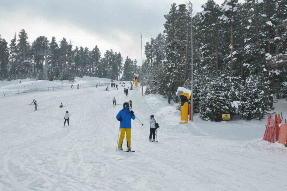Sarıkamış Kayak Merkezi Doldu Taştı.. Pistlerde Renkli Görüntüler!