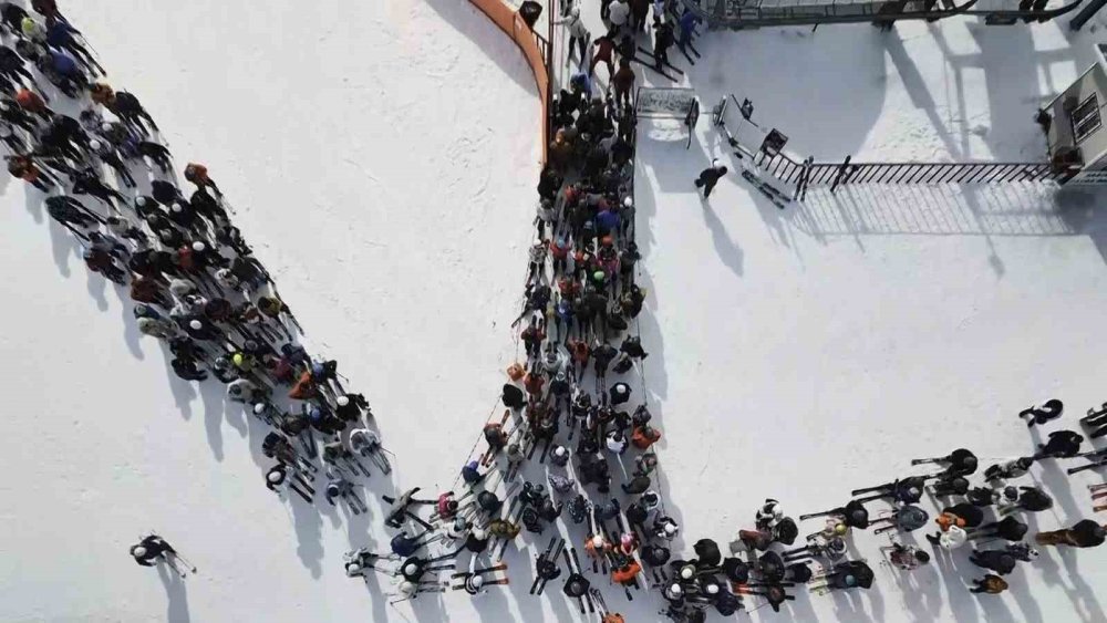 Sarıkamış Kayak Merkezi Doldu Taştı.. Pistlerde Renkli Görüntüler!