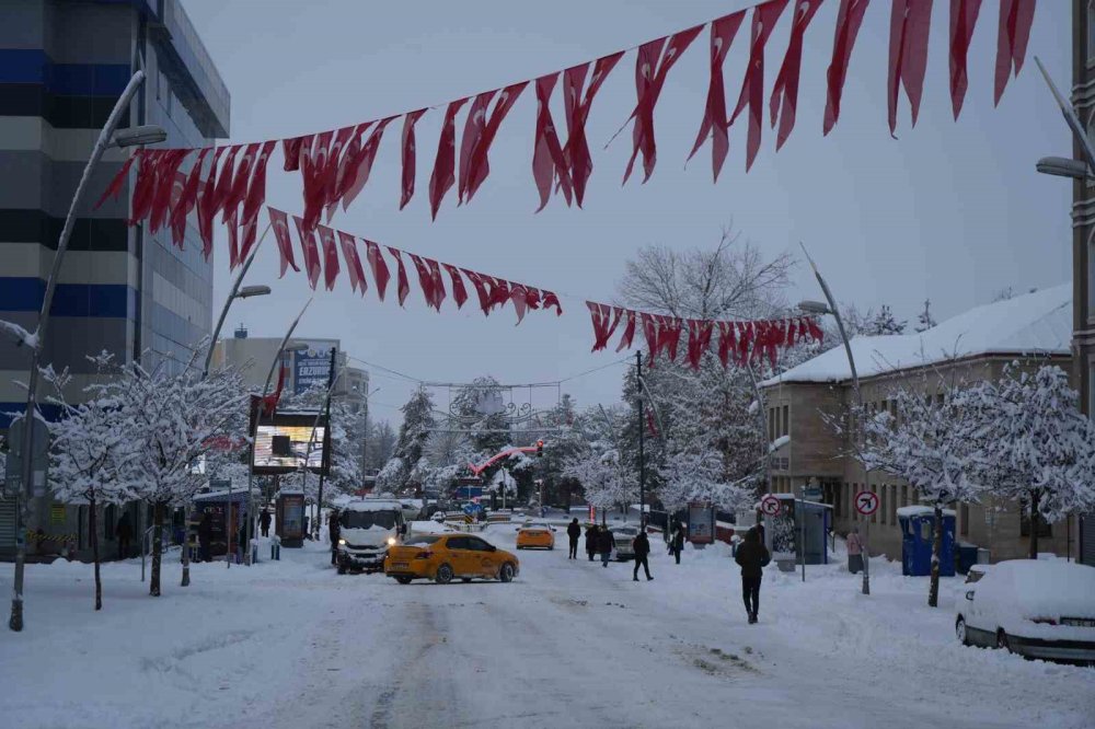 Erzurum Yine Beyaza Büründü.. 775 Köy Yolu Ulaşıma Kapandı!
