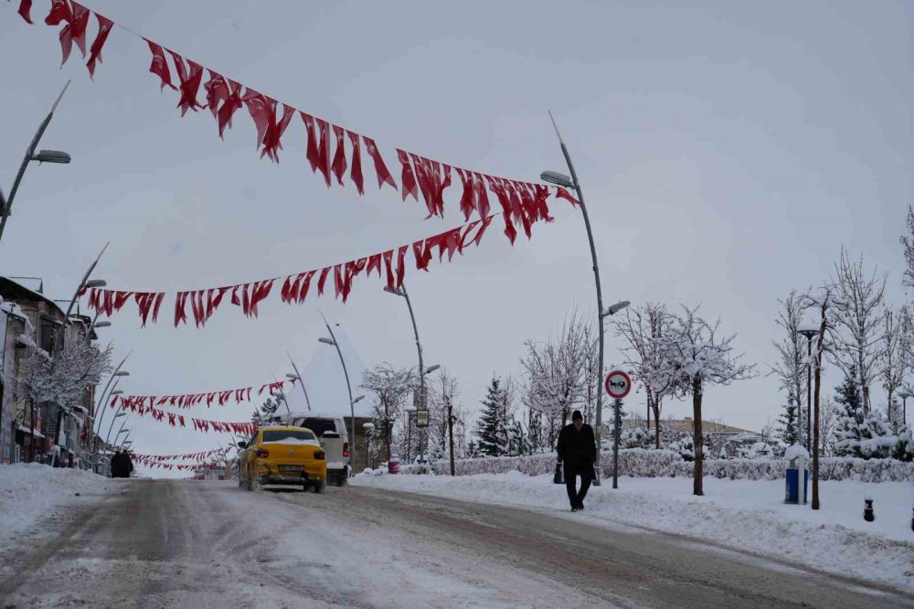 Erzurum Yine Beyaza Büründü.. 775 Köy Yolu Ulaşıma Kapandı!