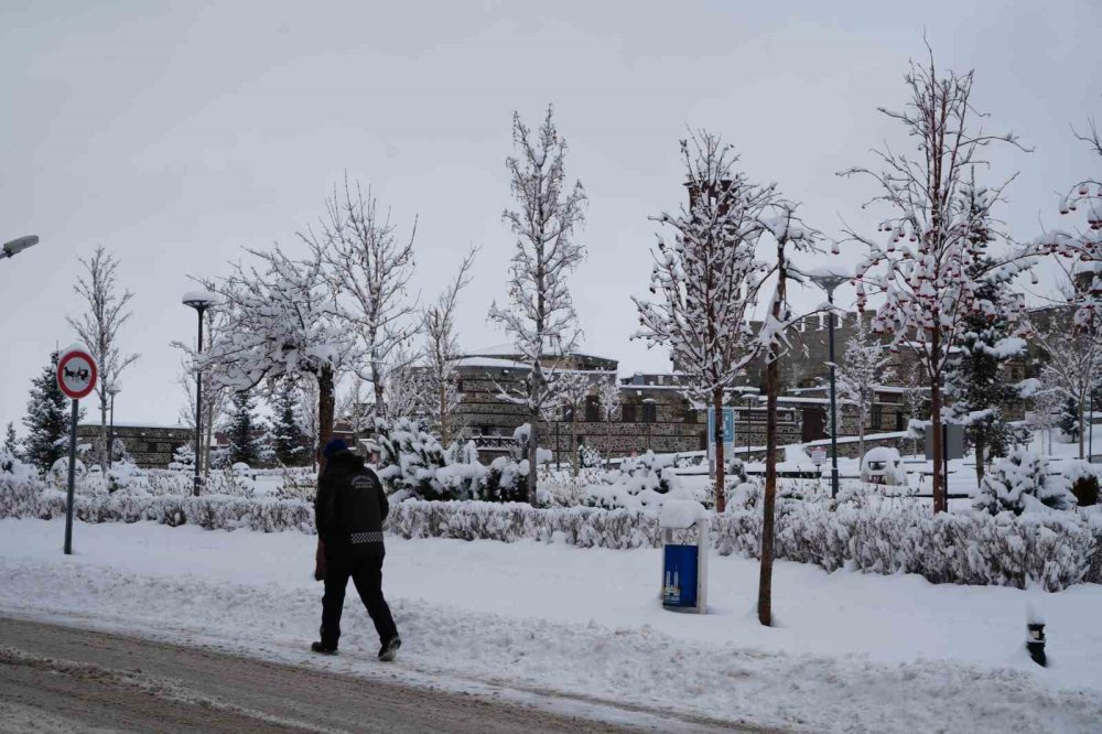 Erzurum Yine Beyaza Büründü.. 775 Köy Yolu Ulaşıma Kapandı!