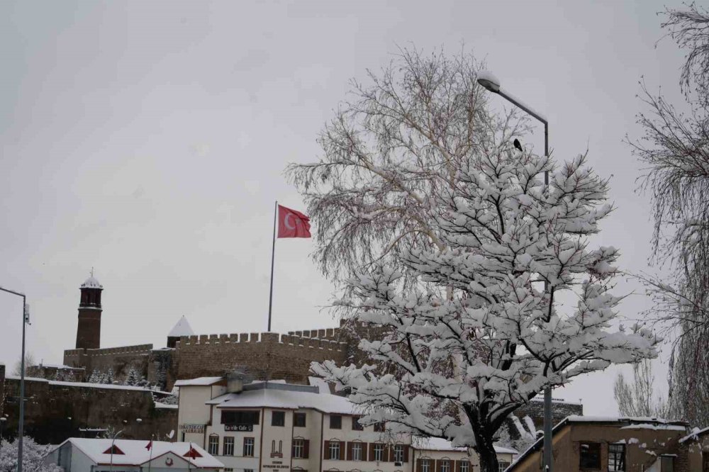 Erzurum Yine Beyaza Büründü.. 775 Köy Yolu Ulaşıma Kapandı!