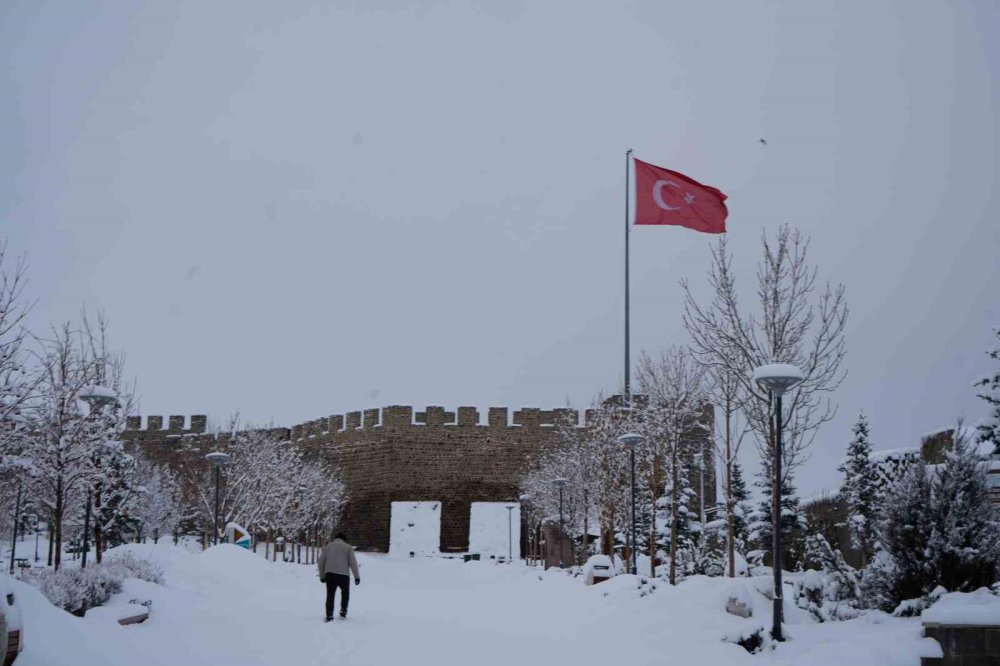 Erzurum Yine Beyaza Büründü.. 775 Köy Yolu Ulaşıma Kapandı!
