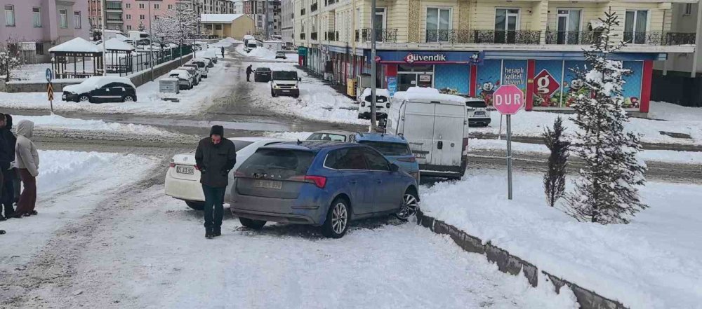 Erzurum’da 5 Araçlı Zincirleme Kaza: Aracının Başındaki Sürücü De Dengesini Kaybederek Yere Düştü