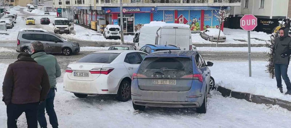 Erzurum’da 5 Araçlı Zincirleme Kaza: Aracının Başındaki Sürücü De Dengesini Kaybederek Yere Düştü