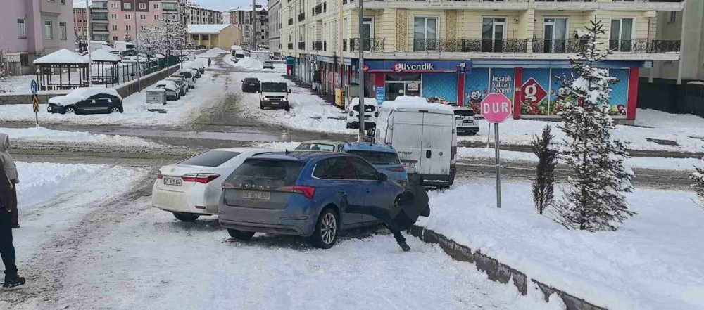 Erzurum’da 5 Araçlı Zincirleme Kaza: Aracının Başındaki Sürücü De Dengesini Kaybederek Yere Düştü