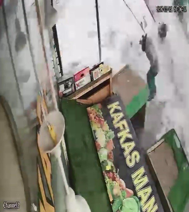 Kars’ta Ölümle Burun Buruna.. Çatıdan Düşen Kar Kütlesi Yurttaşın Yanına Düştü!