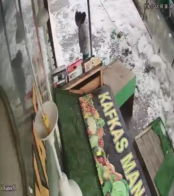 Kars’ta Ölümle Burun Buruna.. Çatıdan Düşen Kar Kütlesi Yurttaşın Yanına Düştü!