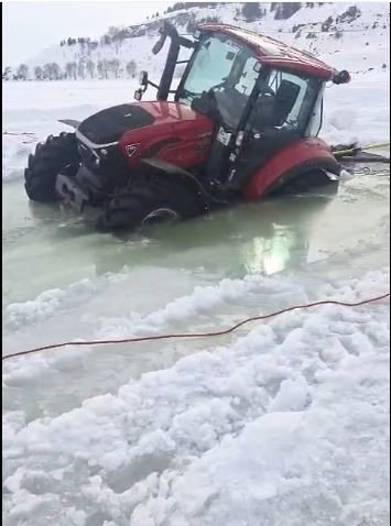 Çıldır Gölü Yüzeyindeki Buz Kırıldı, Traktör Sulara Gömüldü