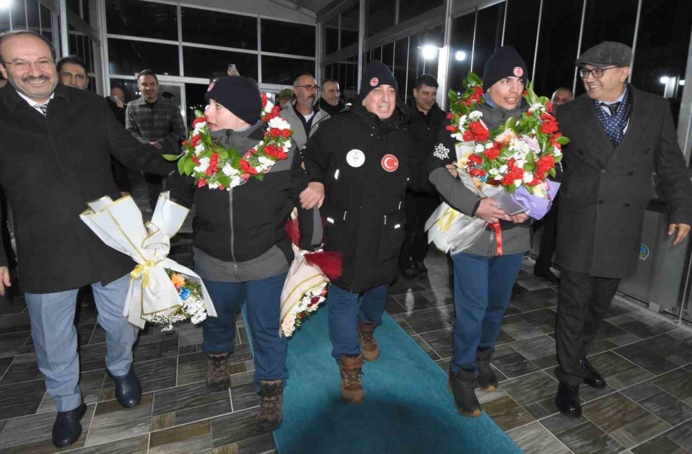 Otizmli Kayakçılardan Dünya Derecesi.. Bingül Kardeşler Erzurum’da Coşkuyla Karşılandı!
