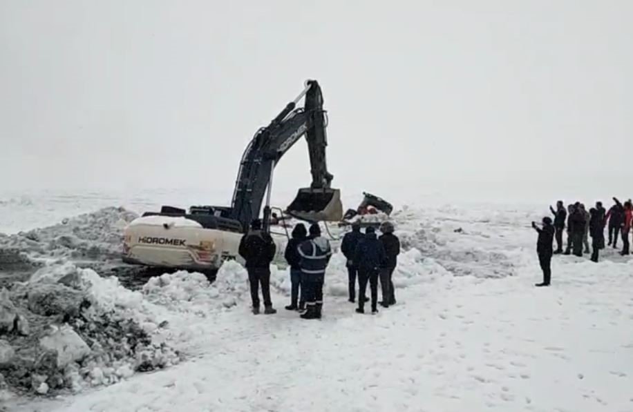 Çıldır Gölü’ne Gömülen İş Makinası Çıkarıldı