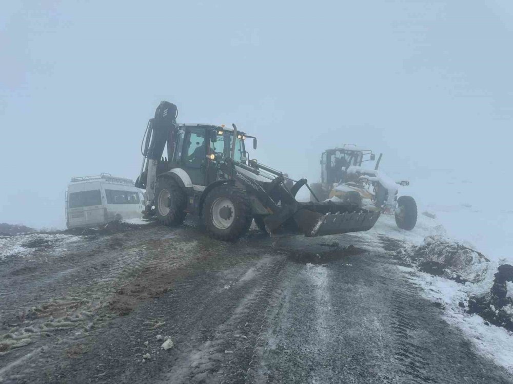 Iğdır’da Yoğun Kar Yağışı: 57 Köy Yolu Ulaşıma Kapandı, Şarampole Devrilen Minibüs Kurtarıldı