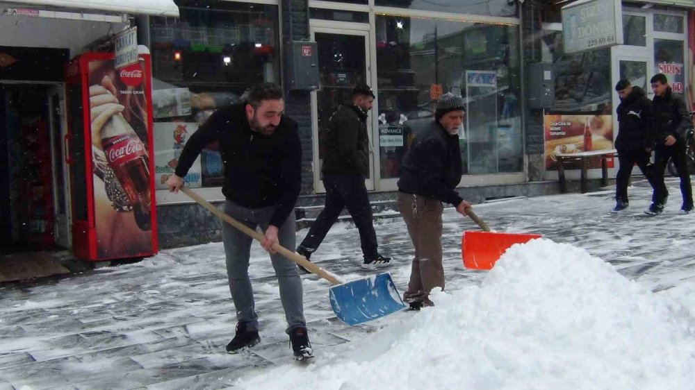 Kars’ta Kar Ve Tipi Geçit Vermiyor: 52 Köy Yolu Ulaşıma Kapandı