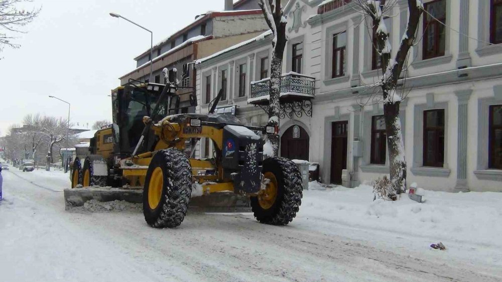 Kars’ta Kar Ve Tipi Geçit Vermiyor: 52 Köy Yolu Ulaşıma Kapandı