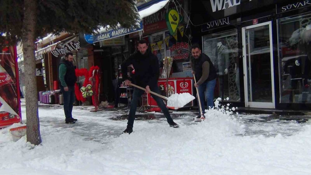 Kars’ta Kar Ve Tipi Geçit Vermiyor: 52 Köy Yolu Ulaşıma Kapandı