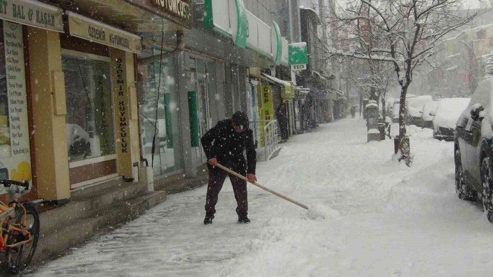 Kars’ta Kar Ve Tipi Geçit Vermiyor: 52 Köy Yolu Ulaşıma Kapandı
