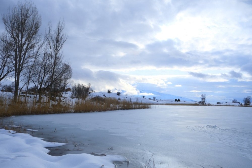 Kemah’taki Ardos Gölü Dondu: Bin 660 Rakımlı Buz Gölü Drone İle Görüntülendi